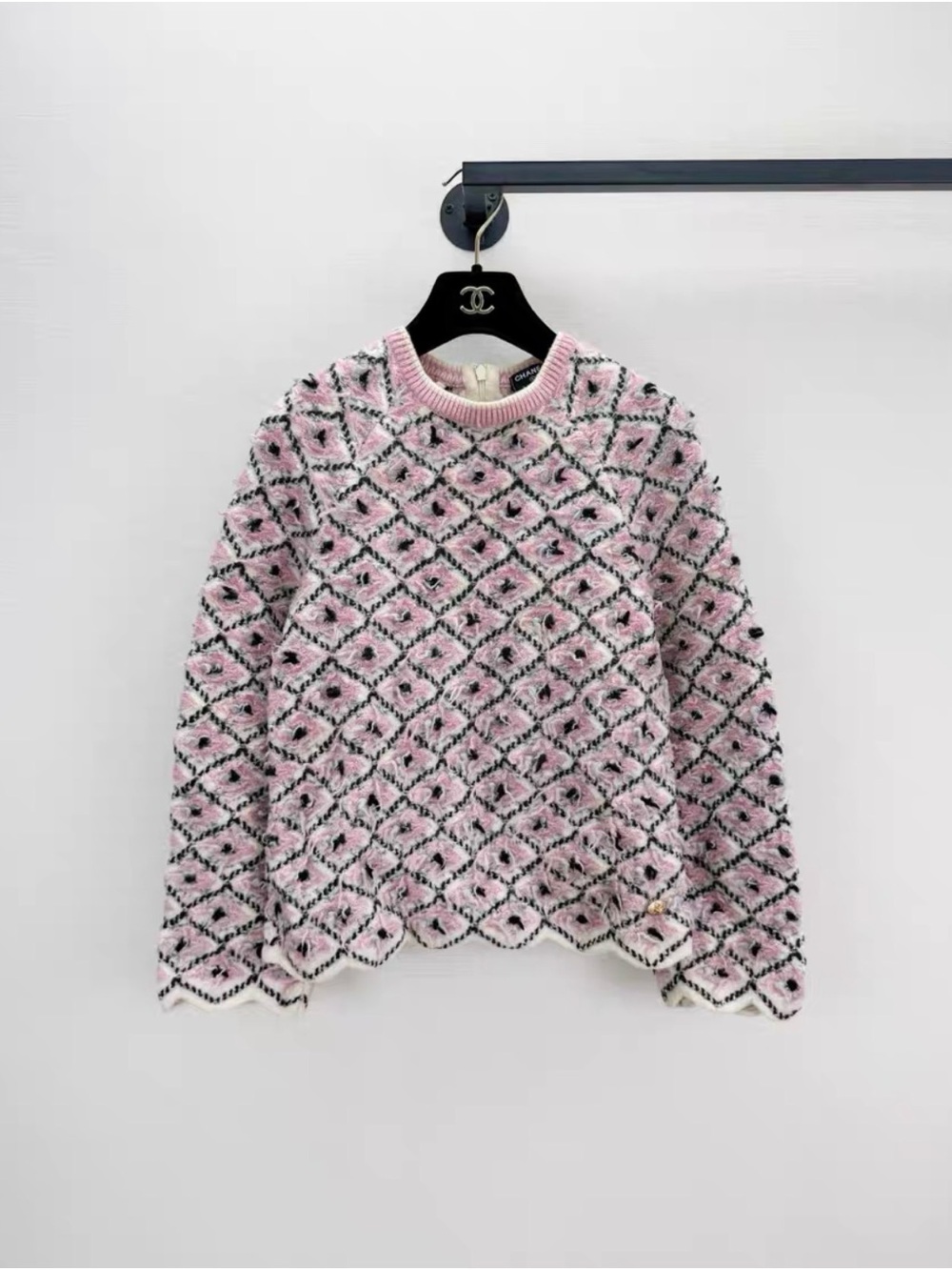 🚩steal CHANEL Pink and Black Cozy Knit Sweater